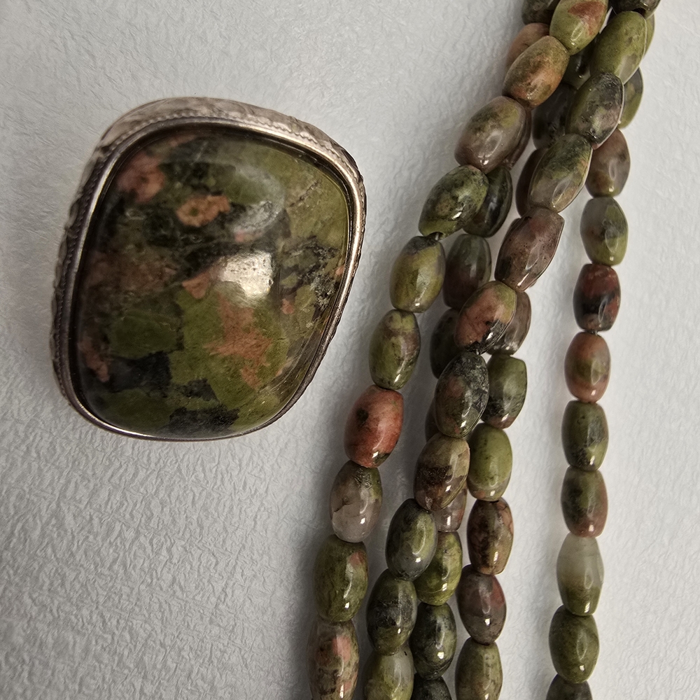 Elegant Green and Pink Stone Necklace - Picture 9 of 10